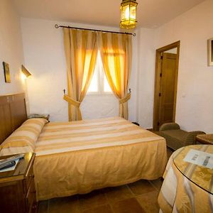 Zimmer mit Kingsize-Bett